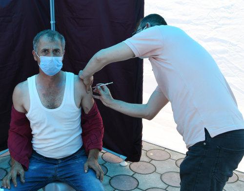 Lapseki'de eski belediye binas nnde Kovid-19 a uygulanmasna baland