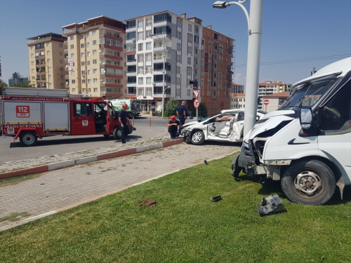 Malatya'da minibs ile otomobilin arpmas sonucu 2 kii yaraland