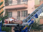 Manisa'da a��r kilolu bir ki�i, y�k asans�r� ile evinden ��kar�ld�