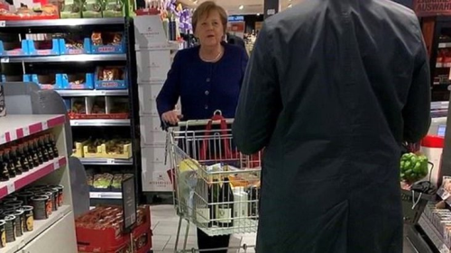 Merkel'in kendini karantinaya almasnn ardndan alveri yapt marketteki Almanlar panik oldu