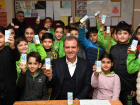 Mersin B�y�k�ehir Belediyesi, 'S�t Senin Gurur Mersin'in ve 'Hamile Bak�m S�t�' projeleriyle 4 milyon 459 bin 383 kutu s�t� �cretsiz da��tt�