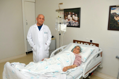 Mersin'de safra kesesindeki ta barsana ulaan kadn ameliyat edildi