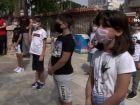 Minik ellerini y�kad�k�a oyuncaklar�na kavu�uyorlar