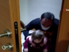 Minik �mer'in karantinadaki sa�l�k�� annesine �zlemi kamerada