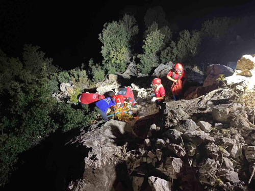 Mula'da Kayalklardan Den Kii Kurtarld