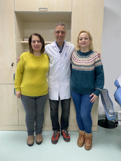 Obezite ameliyat olan yakn arkadalar birbirinin refakatisi oldu