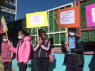 ��renciler ellerinde d�vizlerle Covid-19'a dikkat �ekmek i�in etkinlik d�zenledi