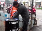 Pazar yeri giri�ine varillerden hijyen istasyonu