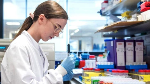 Pfizer/BioNTech ve Moderna alarnn ieriinde hangi maddeler yer alyor? Firmalar tek tek aklad