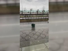 R�zgar nedeniyle ��p konteyneri trafikte s�r�klendi