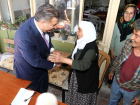 Sa�l�k Bakan� Fahrettin Koca, depremzede kad�n�n �ay ve biberli ekmek ikram�n� geri �evirmedi