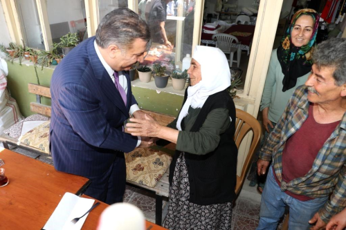Salk Bakan Fahrettin Koca, depremzede kadnn ay ve biberli ekmek ikramn geri evirmedi