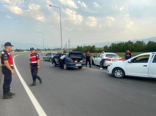 Sakarya'da 3 aracn kart zincirleme trafik kazasnda 2 kii yaraland