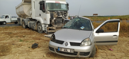 Serik'te kamyon ile otomobil arpt, 2 kii yaraland