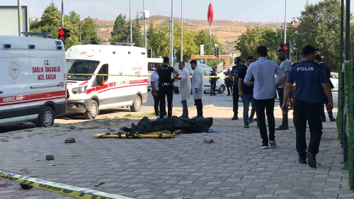 Silahla yaraladklar adam ambulansta kalp mesaj yaplrken salk grevlilerinin nnde tekrar vurdular