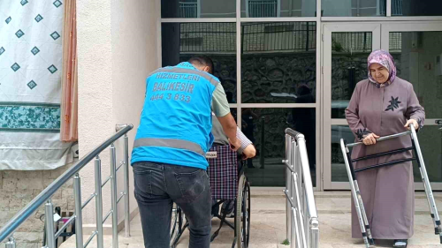 Sndrg'da engelli, hasta ve yal semenler oy kullanabilmek iin hastaneye gtrlyor