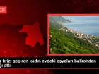 Sinir krizi geiren kadn evdeki eyalar balkondan aa att