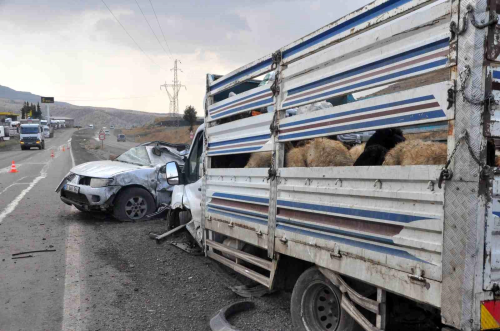 rnak-Cizre karayolunda kaza: Vatandalar aracn altnda kalmaktan son anda kurtuldu