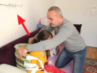 S�rt�nda Yaralar ��kan 14 Ya��ndaki K�z�, Ailesi Aparat Yapt�r�p Duvara As�yor