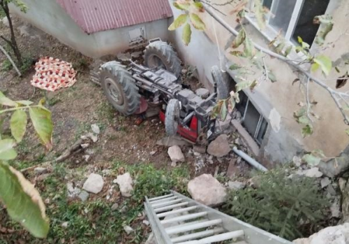 Sivas'ta traktr devrildi, 2 kii hayatn kaybetti