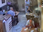 Soluk borusuna yemek ka�an m��terisini 'Heimlich' ile b�yle kurtard�
