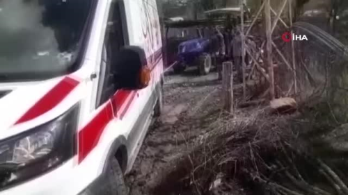 amura saplanan ambulans, traktr yardmyla kurtarld