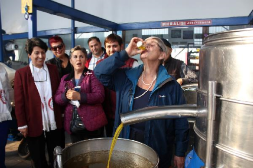 Sonunda Bunu da Yapt�! Canan Karatay, Zeytinya��n� Barda�a Doldurup ��ti