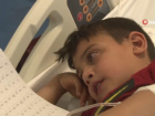 S�t kazan�na d��erek yanan �ocuk, okuma yazmay� hastanede ��reniyor