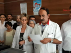 Tahta �ubukla Bo�az�na Bakt��� �ocuk ���r�nce, Annesi Doktora Sald�rd�