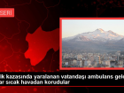 Trafik kazas�nda yaralanan vatanda�� ambulans gelene kadar s�cak havadan korudular