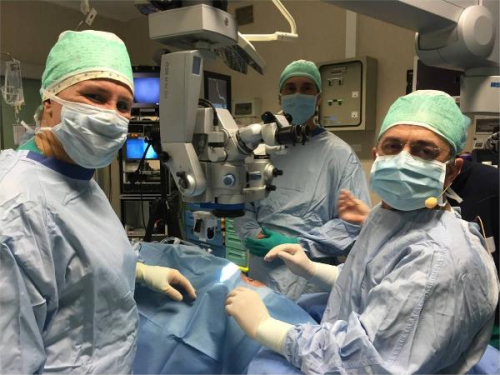 Trk Doktorlar Canl Yaynlanda Gz Ameliyat Yapt