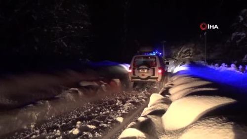 UMKE ekipleri paletli ambulansla yolu kapanan hastaya ulat