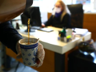 Uzman isim, korona salg�n� ile yayg�nla�an karton bardaktaki tehlikeye dikkat �ekti: Mikroplastikler beyne kadar ilerliyor