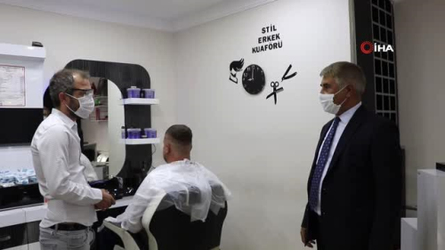 Valiyle yal kadnn maske pazarl