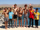 Van G�l�'nde Yaz Tatili Boyunca Y�zen �ocuklar�n Sa�lar� Sar�ya D�n�yor