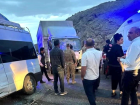Van-Hakkari karayolunda minib�s ile kamyon �arp��t�: 1 �l�, 7 yaral�