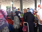 Vatanda� sosyal mesafeyi, esnaf maske kural�n� hi�e say�yor