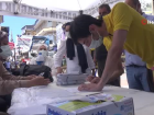 Vatanda�lar caddede kurulan mobil a�� istasyonunda a��lar�n� oluyor