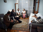 Yalova Belediye Ba�kan� Mustafa Tutuk, trafik kazas� ge�iren �ocu�a yard�m eli uzatt�