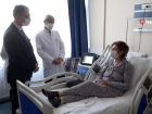 Yapay kalbini takt� e�inin elini tutup tur att�