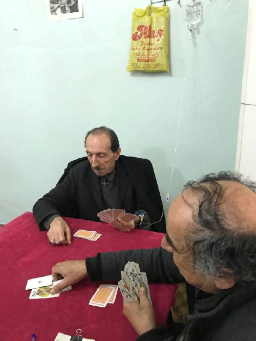 Yatmaktan Sklan Yal Adam, Kolundaki Serumla Kahvehanede skambil Oynad