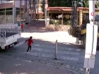Yaya ge�idinden kar��ya ge�mek isteyen �ocuk, otomobilin alt�nda kalmaktan son anda kurtuldu