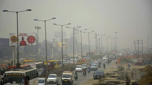 Yeni Delhi 'dev bir gaz odasna' dnt: Okullar tatil edildi, milyonlarca gaz maskesi datld