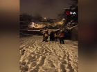 Yo�un karda ya�l� kad�n�n imdad�na yeti�tiler