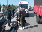 Yoldaki tahta par�as�na �arpan motosikletli yaraland�