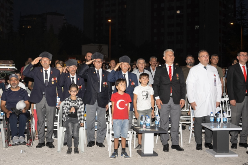 Zafer Bayram'nda Bakent'te gazi ve ehit yaknlarna ak havada film gsterimi